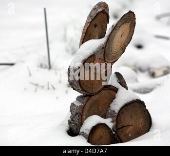 Schnee bedeckt eine hölzerne Hase in Langenhagen, Deutschland, 12. März 2013. Temperaturen werden in den nächsten Tagen frostig bleiben. Foto: HOLGER HOLLEMANN Stockfoto