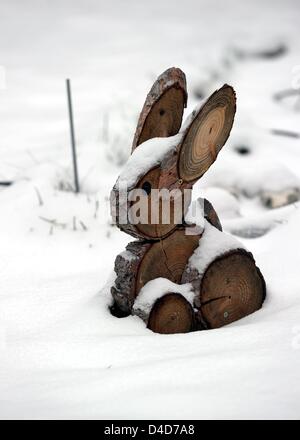 Schnee bedeckt eine hölzerne Hase in Langenhagen, Deutschland, 12. März 2013. Temperaturen werden in den nächsten Tagen frostig bleiben. Foto: HOLGER HOLLEMANN Stockfoto