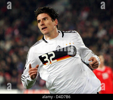 Deutschlands Mario Gomez feiert erzielte das 0-3 in der Test-GAP Schweiz / Deutschland in Basel, Schweiz, 26. März 2008. Deutschland besiegte der Co-Gastgeber der UEFA Euro 4-0. Foto: Bernd Weissbrod Stockfoto