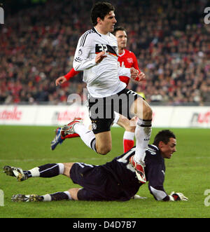 Deutschlands Mario Gomez feiert erzielte das 0-3 in der Test-GAP Schweiz / Deutschland in Basel, Schweiz, 26. März 2008. Deutschland besiegte der Co-Gastgeber der UEFA Euro 4-0. Foto: Bernd Weissbrod Stockfoto