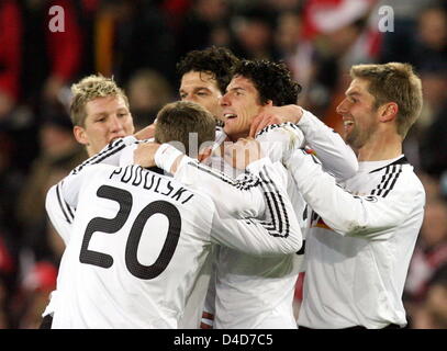 (L-R) Deutschlands Bastian Schweinsteiger, Lukas Podolski, Michael Ballack, Mario Gomez und Thomas Hitzlsperger feiern das 0: 2 in der Test-GAP Schweiz / Deutschland in Basel, Schweiz, 26. März 2008. Deutschland besiegte Co-Gastgeber der UEFA Euro 2008 4-0. Foto: Bernd Weissbrod Stockfoto