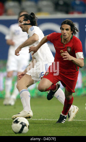 Griechenlands Innenverteidiger Sotirios Kyrgiakos (L) Uhren Portugals Nuno Gomes 1-2 Gäste in der Test-GAP Portugal V Griechenland Stadium LTU Arena in Düsseldorf, 26. März 2008. Griechenland gegen Portugal 2: 1. Foto: Federico Gambarini Stockfoto