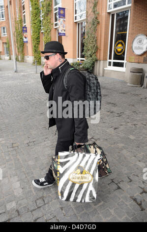 Musikers Benji Madden, der pop-Band "Good Charlotte" verlässt das City-Hilton-Hotel in München, Deutschland, 27. März 2008. Benji Madden ist aktuell mit Hotel-Erbin Paris Hilton ausgehen. "Good Charlotte" spielt ein Konzert am 27 März in München. Foto: Felix Hoerhager Stockfoto