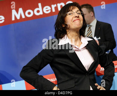 Partei Vorsitzende der hessischen SPD, Andrea Ypsilanti, steht auf dem Podium bei der außerordentlichen Landeskonferenz der Partei in Hanau, Deutschland, 29. März 2008. Ypsilanti will Unterstützung für die Zusammenarbeit mit der Partei "Die linke" zu gewinnen, um ihre Partei Pläne im hessischen Parlament durchzusetzen. Foto: Frank Rumpenhorst Stockfoto