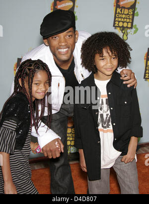 US-Schauspieler Will Smith ist mit seiner Tochter Willow Smith (L) und seinem Sohn Jaden Smith bei den Nickelodeon Kids' Choice Awards Zeremonie an UCLA Pauley Pavilion in Los Angeles, USA, 29. März 2008 abgebildet. Stockfoto