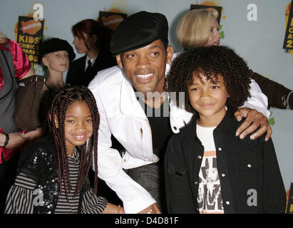 US-Schauspieler Will Smith ist mit seiner Tochter Willow Smith (L) und seinem Sohn Jaden Smith bei den Nickelodeon Kids' Choice Awards Zeremonie an UCLA Pauley Pavilion in Los Angeles, USA, 29. März 2008 abgebildet. Stockfoto