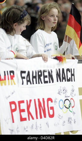 Junge Fans der deutschen Frauen Handball-Nationalmannschaft halten ein Banner zu lesen "Wir gehen oben Beijing während einer Deutschland Vs Kuba Olympia-Qualifikation in Leipzig, Deutschland, 30. März 2008". Deutschland gewann das Spiel mit 21-14 aber hatten sich bereits qualifiziert für die Olymoic Spiele vor durch seinen Sieg über Schweden und Kroatien. Foto: JAN WOITAS Stockfoto