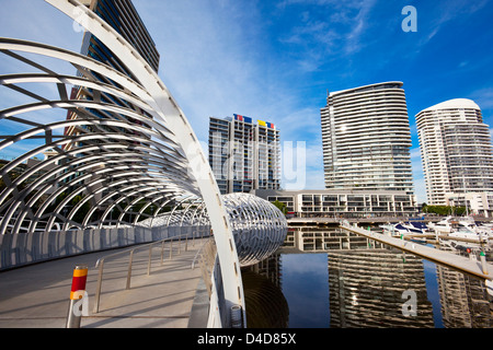 Webb-Brücke in Melbourne Docklands - Design inspirierte Koorie Fischerei fallen. Melbourne, Victoria, Australien Stockfoto