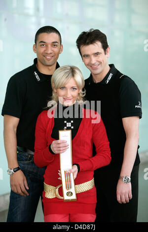 Aljona Sawtschenko (C) und Robin Szolkowy (L), deutsche paar skating World Champions und ihre Trainer Dipsuted ehemaligen Paarlauf-Weltmeister (mit vielen Woetzel) Ingo Steuer, Pose für Fotografen vor dem MDR-TV-Programm "Hier Ab Vier" in Leipzig, Deutschland, 26. März 2008. Foto: Tom Schulze Stockfoto