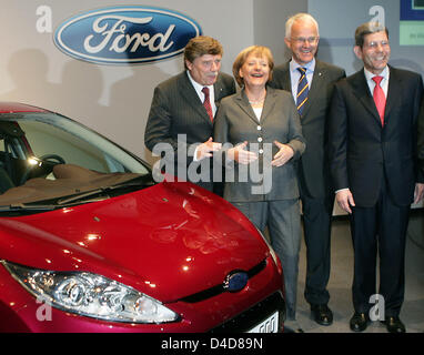 (L-R) Lächeln Sie Kölner Oberbürgermeister Fritz Schramma, Bundeskanzlerin Angela Merkel und Ministerpräsident Nordrhein-Westfälischen Juergen Ruettgers CEO von Ford Deutschland Bernhard Mattes, mit einem neben einem Ford Fiesta nehmen sie eine Tour durch europäische Konzernzentrale in Köln, Deutschland, 1. April 2008. Frau Merkel stattete einen Besuch der Website anlässlich des 40. Jahrestags des Fords Stockfoto