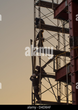 Japanische Bauarbeiter montieren Gerüste auf einem Stahlrahmen Gebäude in Kawagoe, Saitama, Japan. Stockfoto