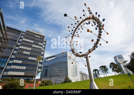 "Blasloch" windgetriebene Skulptur von Duncan Stemler in Docklands Park. Melbourne, Victoria, Australien Stockfoto