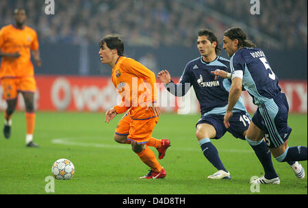 Barcelonas Stürmer Bojan Krkic (L) ist viel schneller als Schalke Halil Altintop (C) und Marcelo Bordon (R) in der UEFA Championsleague-Viertelfinale 1. Bein FC Schalke 04 V FC Barcelona im Stadion Veltins-Arena Gelsenkirchen, Deutschland, 1. April 2008. Spanische Primera Division FC Barcelona gewann das Match über deutschen Bundesligisten Schalke 1: 0. Foto: Bernd Thissen Stockfoto