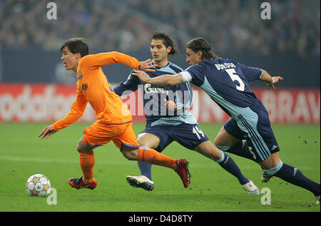 Barcelonas Stürmer Bojan Krkic (L) ist viel schneller als Schalke Halil Altintop (C) und Marcelo Bordon (R) in der UEFA Championsleague-Viertelfinale 1. Bein FC Schalke 04 V FC Barcelona im Stadion Veltins-Arena Gelsenkirchen, Deutschland, 1. April 2008. Spanische Primera Division FC Barcelona gewann das Match über deutschen Bundesligisten Schalke 1: 0. Foto: Bernd Thissen Stockfoto