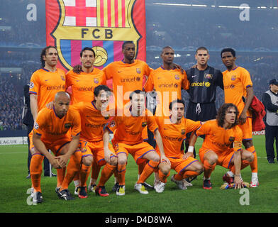 Die Mannschaft von Barcelona (hintere Reihe L-R) Gabriel Milito, Gianluca Zambrotta, Yaya Toure, Eric Abidal, Torwart Victor Valdes, Samuel Eto'o; (Vorderreihe L-R) Thierry Henry, Bojan Krkic, Andres Iniesta, Xavi Hernandez und Carles Puyol Line-up für das Gruppenfoto vor der UEFA Championsleague-Viertelfinale 1. Bein FC Schalke 04 V FC Barcelona im Stadion Veltins-Arena Gelsenkirchen, Stockfoto