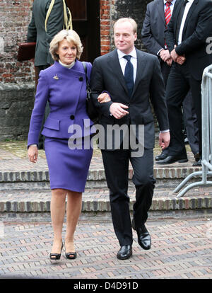 Prinzessin Irene der Niederlande (L) und ihres Sohnes Prinz Carlos kommen für einen Gottesdienst zum niederländischen Zweiter Weltkrieg Held Erik Hazelhoff Roelfzema in Wassenaar, Niederlande, 3. April 2008 zu gedenken. Foto: Albert Nieboer (Niederlande) Stockfoto