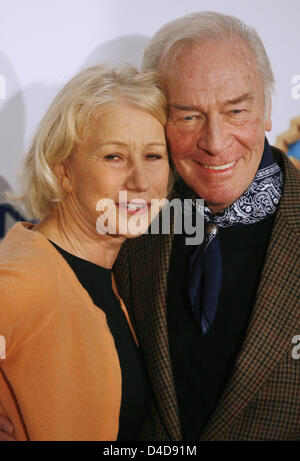 Britische Schauspielerin Hellen Mirren (L) und kanadische Schauspieler Christopher Plummer (R) stellen während des Telefonats Foto auf ihrem Film "Die letzte Station" in Berlin, Deutschland, 4. April 2008. Der Film von US-Regisseur Michael Hoffman ist eine Adaption des Jay Parini Roman mit dem gleichen Namen, der auf Journaleinträge, die von Vertrauenspersonen des russischen Schriftstellers Leo Tolstoy basiert. Die meisten Teile der Dreharbeiten werden tak Stockfoto