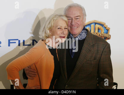 Britische Schauspielerin Hellen Mirren (L) und kanadische Schauspieler Christopher Plummer (R) stellen während des Telefonats Foto auf ihrem Film "Die letzte Station" in Berlin, Deutschland, 4. April 2008. Der Film von US-Regisseur Michael Hoffman ist eine Adaption des Jay Parini Roman mit dem gleichen Namen, der auf Journaleinträge, die von Vertrauenspersonen des russischen Schriftstellers Leo Tolstoy basiert. Die meisten Teile der Dreharbeiten werden tak Stockfoto