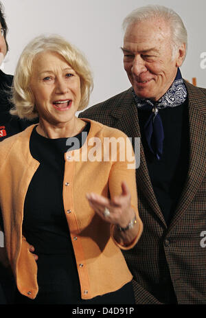 Britische Schauspielerin Hellen Mirren (L) und kanadische Schauspieler Christopher Plummer (R) stellen während des Telefonats Foto auf ihrem Film "Die letzte Station" in Berlin, Deutschland, 4. April 2008. Der Film von US-Regisseur Michael Hoffman ist eine Adaption des Jay Parini Roman mit dem gleichen Namen, der auf Journaleinträge, die von Vertrauenspersonen des russischen Schriftstellers Leo Tolstoy basiert. Die meisten Teile der Dreharbeiten werden tak Stockfoto