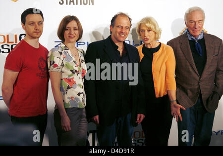 (L-R) Britischer Schauspieler, James McAvoy, Anne-Marie Duff, US-Regisseur Michael Hoffman, britische Schauspielerin Hellen Mirren und kanadischen Schauspieler Christopher Plummer während ein Foto zu posieren, fordern ihren Film "Der letzte Station" in Berlin, Deutschland, 4. April 2008. Der Film von US-Regisseur Michael Hoffman ist eine Adaption des Jay Parini Roman mit dem gleichen Namen, der auf Journaleinträge von Conf gemacht Stockfoto