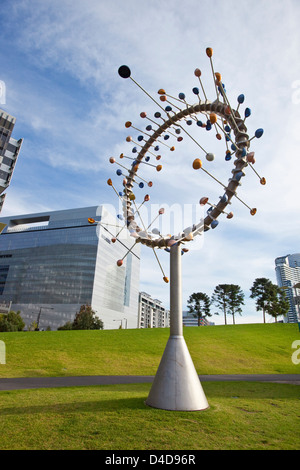 "Blasloch" windgetriebene Skulptur von Duncan Stemler in Docklands Park. Melbourne, Victoria, Australien Stockfoto