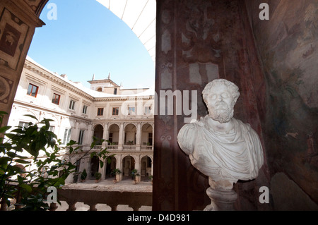 Italien, Latium, Rom, Palast Altemps, Sitz des römischen Nationalmuseums, Loggia mit Statue und mit Fresken geschmückten Wänden Stockfoto