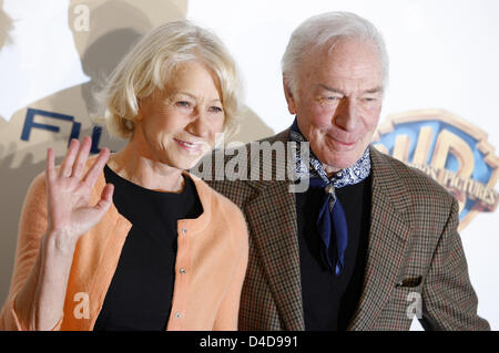 Britische Schauspielerin Hellen Mirren (L) und kanadische Schauspieler Christopher Plummer (R) stellen während des Telefonats Foto auf ihrem Film "Die letzte Station" in Berlin, Deutschland, 4. April 2008. Der Film von US-Regisseur Michael Hoffman ist eine Adaption des Jay Parini Roman mit dem gleichen Namen, der auf Journaleinträge, die von Vertrauenspersonen des russischen Schriftstellers Leo Tolstoy basiert. Die meisten Teile der Dreharbeiten werden tak Stockfoto