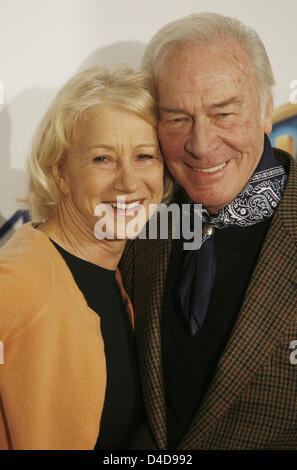 Britische Schauspielerin Hellen Mirren (L) und kanadische Schauspieler Christopher Plummer (R) stellen während des Telefonats Foto auf ihrem Film "Die letzte Station" in Berlin, Deutschland, 4. April 2008. Der Film von US-Regisseur Michael Hoffman ist eine Adaption des Jay Parini Roman mit dem gleichen Namen, der auf Journaleinträge, die von Vertrauenspersonen des russischen Schriftstellers Leo Tolstoy basiert. Die meisten Teile der Dreharbeiten werden tak Stockfoto