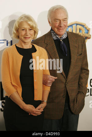 Britische Schauspielerin Hellen Mirren (L) und kanadische Schauspieler Christopher Plummer (R) stellen während des Telefonats Foto auf ihrem Film "Die letzte Station" in Berlin, Deutschland, 4. April 2008. Der Film von US-Regisseur Michael Hoffman ist eine Adaption des Jay Parini Roman mit dem gleichen Namen, der auf Journaleinträge, die von Vertrauenspersonen des russischen Schriftstellers Leo Tolstoy basiert. Die meisten Teile der Dreharbeiten werden tak Stockfoto