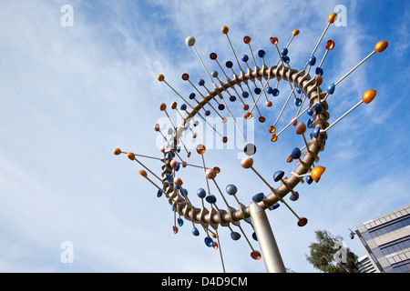 "Blasloch" windgetriebene Skulptur von Duncan Stemler in Docklands Park. Melbourne, Victoria, Australien Stockfoto