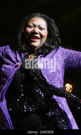 Liz Mitchell Popgruppe Boney M. auf der Geburtstagsparty von Radio Regenbogen in Mannheim, Deutschland, 5. April 2008 führt. Der private Radiosender feierte seinen 20. Geburtstag mit einigen 20.000 Menschen. Foto: Uli Deck Stockfoto