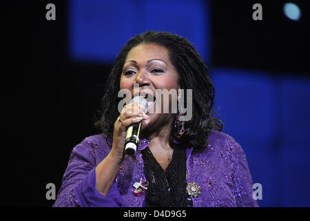 Liz Mitchell Popgruppe Boney M. auf der Geburtstagsparty von Radio Regenbogen in Mannheim, Deutschland, 5. April 2008 führt. Der private Radiosender feierte seinen 20. Geburtstag mit einigen 20.000 Menschen. Foto: Uli Deck Stockfoto