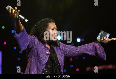 Liz Mitchell Popgruppe Boney M. auf der Geburtstagsparty von Radio Regenbogen in Mannheim, Deutschland, 5. April 2008 führt. Der private Radiosender feierte seinen 20. Geburtstag mit einigen 20.000 Menschen. Foto: Uli Deck Stockfoto