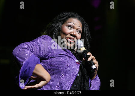 Liz Mitchell Popgruppe Boney M. auf der Geburtstagsparty von Radio Regenbogen in Mannheim, Deutschland, 5. April 2008 führt. Der private Radiosender feierte seinen 20. Geburtstag mit einigen 20.000 Menschen. Foto: Uli Deck Stockfoto