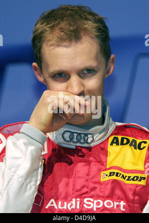 Schwedische DTM-Pilot Mattias Ekstroem kratzt seine Nase Kick-off-Veranstaltung in Düsseldorf, 6. April 2008. Die Deutschen Tourenwagen Masters (DTM) startet mit dem ersten Rennen am Hockenheimring Rennstrecke am 13. April. Foto: ROLAND WEIHRAUCH Stockfoto