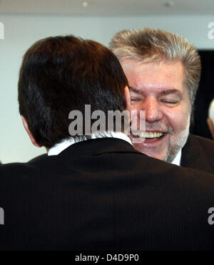 Der Vorsitzende der deutschen SPD Kurt Beck (L) begrüßt seinen tschechischen Amtskollegen Jiri Paroubek vor einer Versammlung des SPD-Vorsitzenden in Berlin, 7. April 2008. Die Politiker trafen sich bei der wöchentlichen Sitzung des Stuhls, aktuelle Themen zu diskutieren. Foto: WOLFGANG KLUMM Stockfoto