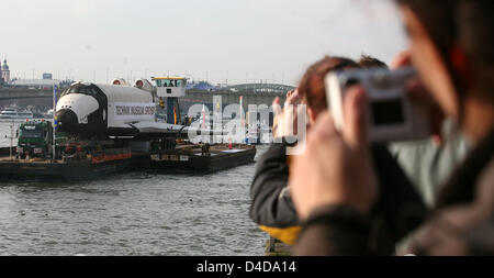 Ehemalige russische Raumfähre "Buran" ist durch Köln von Hunderten von Zuschauern am Rhein, Köln, Deutschland, 8. April 2008 gesehen übergesetzt. 36m lange "Buran" ist auf dem Weg ins Technik Museum in Speyer. Foto: OLIVER BERG Stockfoto