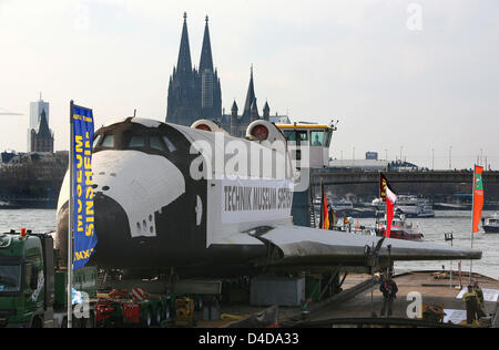 Ehemalige russische Raumfähre "Buran" ist durch Köln vor Kölner Dom, Deutschland, 8. April 2008 übergesetzt. 36m lange "Buran" ist auf dem Weg ins Technik Museum in Speyer. Foto: OLIVER BERG Stockfoto