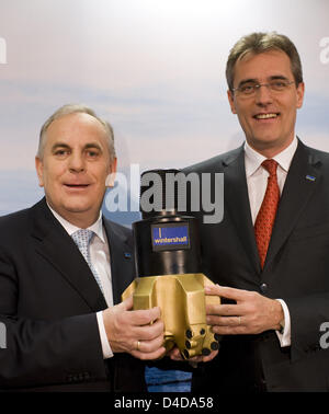 CEO der Wintershall AG Reinier Zwitserloot (L) und Mitglied des Vorstands Rainer Seele halten ein Fräser-Kopf-Modell auf der Jahrespressekonferenz in Berlin, Deutschland, 9. April 2008. Wintershall ist eine vollständige Tochtergesellschaft der BASF und sucht und produziert Öl und Gas. Foto: PEER GRIMM Stockfoto