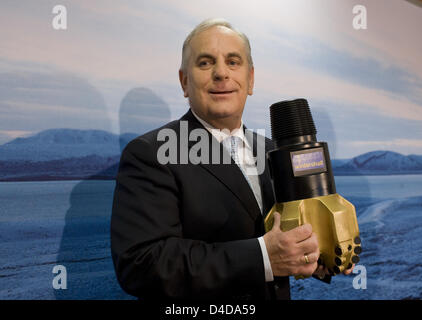 CEO der Wintershall AG Reinier Zwitserloot hält ein Fräser-Kopf-Modell auf der Jahrespressekonferenz in Berlin, Deutschland, 9. April 2008. Wintershall ist eine vollständige Tochtergesellschaft der BASF und sucht nach und produziert Öl und Gas. Foto: PEER GRIMM Stockfoto