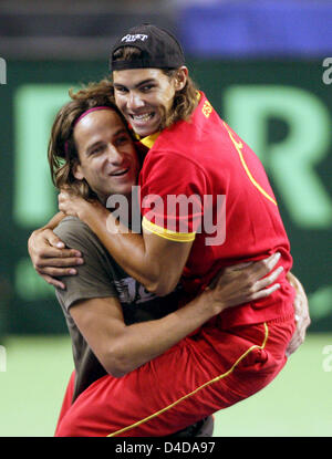 Spanischer Tennisspieler Rafael Nadal (R) und Feliciano Lopez herumalbern während einer Trainingseinheit im AWD Dome in Bremen, Deutschland, 9. April 2008. Das spanische Team wird Deutschland im Davis Cup Viertelfinale vom 11. bis 13. April 2008 in Bremen stellen. Foto: CARMEN JASPERSEN Stockfoto