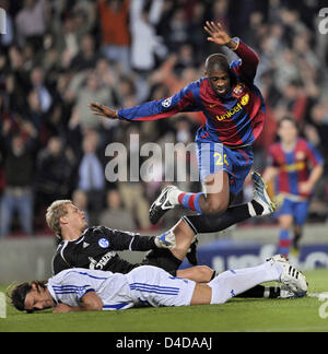 Barcelonas Yaya Toure (Top)-Noten eines Wilderer 1-0 in der UEFA C Hampions Viertelfinale League Spiel FC Barcelona vs. FC Schalke 04 im Camp Nuo-Stadion von Barcelona, 9. April 2008. Eine schwache spanische Primera Division Seite Barcelona Kader der deutschen Fußball-Bundesliga Schalke 1: 0 gewonnen und wechselt zum Halbfinale mit einem 2: 0-Sieg am Aggregat. Foto: Achim Scheidemann Stockfoto