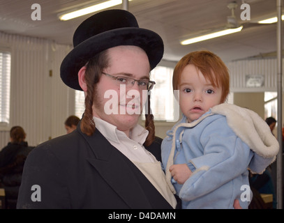 Porträt von religiösen israelischen jüdischen Vater und seinem Sohn auf die Ohel in Queens, New York. Stockfoto