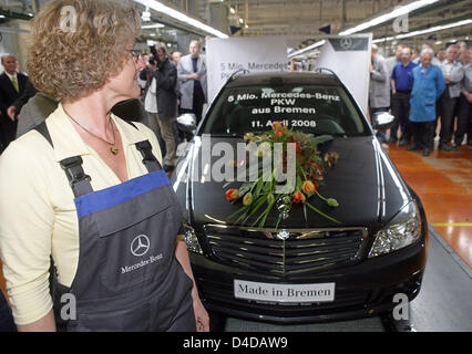 Mitarbeiter der Mercedes-Benz Werk Bremen feiern die 5-millionste Mercedes Benz, ein C-Klasse T-Modell, das im Werk in Bremen, Deutschland, 11. April 2008 produziert wird. Mercedes Benz begann mit der Produktion von Autos in Bremen vor 30 Jahren, derzeit die Linien von der C-Klasse, der CLK, SL und den SLK sind hier versammelt, die GLK verbindet das Fließband im Herbst 2008. Foto: INGO WAGNER Stockfoto