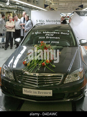 Mitarbeiter der Mercedes-Benz Werk Bremen feiern die 5-millionste Mercedes Benz, ein C-Klasse T-Modell, das im Werk in Bremen, Deutschland, 11. April 2008 produziert wird. Mercedes Benz begann mit der Produktion von Autos in Bremen vor 30 Jahren, derzeit die Linien von der C-Klasse, der CLK, SL und den SLK sind hier versammelt, die GLK verbindet das Fließband im Herbst 2008. Foto: INGO WAGNER Stockfoto