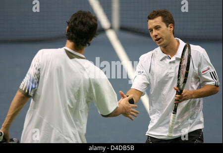 Deutsche Doppel-Team Philipp Petzschner (L) und Philipp Kohlschreiber Handschlag während der Doppel-Match von der Davis Cup-Viertelfinale gegen Spanisch Fernando Verdasco und Feliciano Lopez im AWD Dome in Bremen, Deutschland, 12. April 2008. Deutschland verlor die Doppel-Match. Davis Cup-Viertelfinale statt von 11 bis 13 April in Bremen. Foto: Carmen Jaspersen Stockfoto