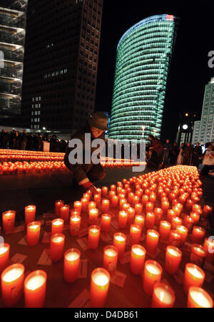 Kerzen werden zum Gedenken am Potsdamer Platz in Berlin, Deutschland, 12. April 2008 platziert. 4646 Kerzen hatten nach einem stillen Spaziergang an den Hauptsitz der Deutschen Bahn Gedenken an Berliner Opfer von Nazi-Deutschland. Die Reichsbahn transportiert etwa 3 Millionen Menschen in Konzentrations-und Vernichtungslagern. Foto: Gero Breloer Stockfoto