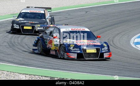 Schwedische Rennfahrer, was Mattias Eckstroem von Audi vor Rennen feiert deutschen Timo Scheider (L) während des DTM-Rennens am Hockenheimring Rennstrecke in der Nähe von Hockenheim, Deutschland, 13. April 2008. Ekstroem gewann den Auftakt der Deutschen Tourenwagen Masters (DTM) Saison 2008 vor deutschen Timo Schneider und dänischen Tom Kristensen. Foto: RONALD WITTEK Stockfoto