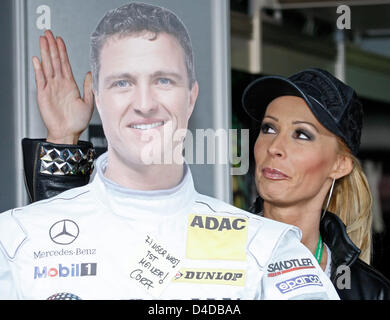 Radio-Moderator bei der DTM Cora Schumacher stellt neben Acarboard Silhouette ihres Mannes Ralf beim DTM-Rennen am Hockenheimring Rennstrecke in der Nähe von Hockenheim, Deutschland, 13. April 2008. Foto: RONALD WITTEK Stockfoto