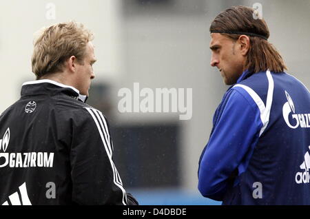 Interim Cheftrainer für die deutsche Bundesliga Club FC Schalke 04, Michael Bueskens (L), Gespräche mit Skipper Marcelo Bordon (R) während der Seite Ausbildung in Gelsenkirchen, Deutschland, 14. April 2008. Ehemalige Schalke Spieler Youri Mulder und Michael Bueskens entlassenen Kopf ersetzen Trainer Mirko Slomka für die sechs Spiele, die noch bis zum Ende der laufenden Bundesliga-Kampagne. Foto: Franz-Peter Stockfoto